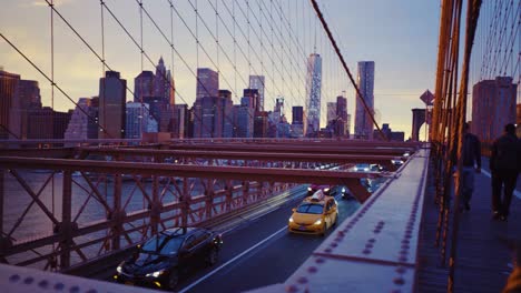 Hermoso-Puente-De-Brooklyn-Desde-El-Atardecer-Hasta-El-Sendero-Para-Caminar