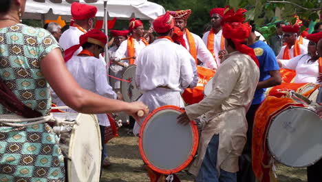 Los-Tamborileros-Se-Reúnen-Antes-De-La-Procesión-Del-Festival-Ganesh.