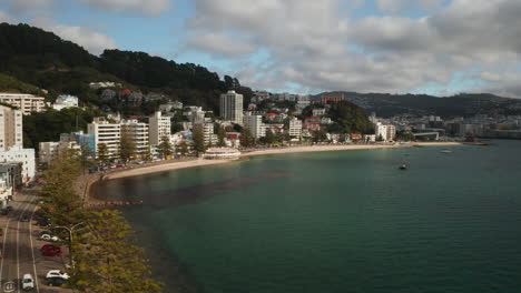 Drone-shot-of-Oriental-Bay-Beach-in-wellington,-New-Zealand