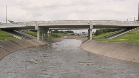 Vista-Por-Drones-Del-Buffalo-Bayou-En-El-área-Del-Centro-Médico-De-Houston,-Texas