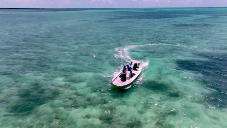 Antena-De-Barco-Pesquero-Navegando-En-Los-Cayos-De-Florida.