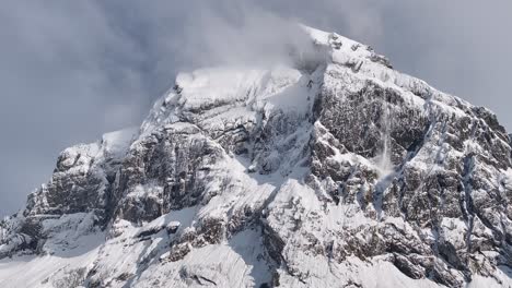 El-Paisaje-Invernal-Captura-La-Vista-Panorámica-De-Fronalpstock,-Un-Majestuoso-Pico-Dentro-De-Los-Alpes-De-Glaris,-Situado-Al-Este-De-Glaris-En-El-Cantón-De-Glaris,-Suiza