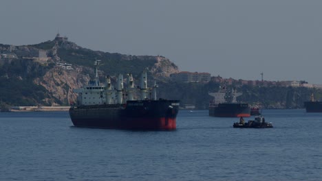 Barco-Eurus-En-El-Puerto-De-Gibraltar-Con-Una-Colina-Al-Fondo-En-Inglaterra