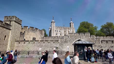 La-Gente-Visita-La-Histórica-Torre-De-Londres-En-Un-Día-Soleado