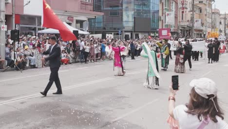 Artistas-De-Danza-De-Cinta-China-En-El-Desfile-Callejero-Del-Festival-De-Las-Rosas