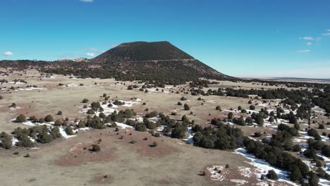 Vista-Aérea-Del-Volcán-Inactivo-Del-Cono-De-Ceniza-Capulin-Y-El-Monumento-Nacional,-Nuevo-México,-EE.UU.