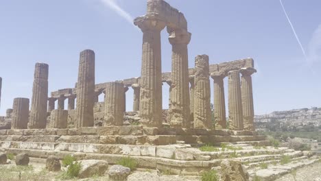 La-Arquitectura-Griega-Antigua-Permanece-En-Sicilia,-Italia,-Panorámica-Del-Valle-Dei-Templi.