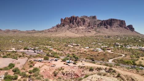 Luftaufnahme-Einer-Drohne-Aus-Der-Luft-über-Den-Bergen-In-Apache-Junction-In-Der-Nähe-Von-Phoenix,-Arizona