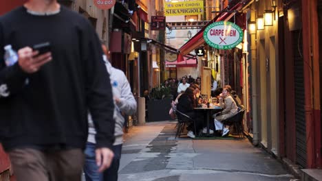 La-Gente-Come-Y-Se-Relaja-En-Los-Cafés-Callejeros-Del-Casco-Antiguo-De-Niza,-Francia,-Toma-Estática