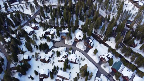 Snow-Covered-Luxury-Cabins-Near-Donner-Lake-in-Truckee,-California