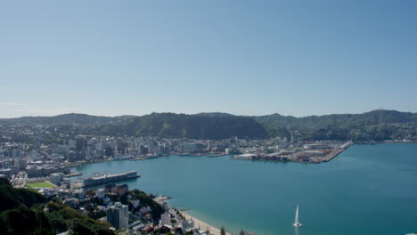 4K-Weitwinkelaufnahme-Des-Wunderschönen-Hafens-Von-Wellington-Im-Sommer