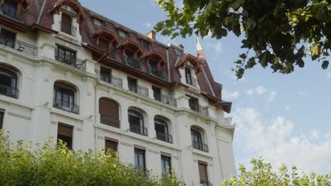 Alte-Hotelarchitektur-Im-Ländlichen-Frankreich,-Panorama-Nahaufnahme-Der-Skyline-Des-Grünen-Gartens