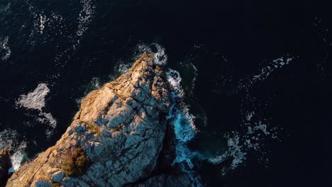 Faszinierende-Drohnenaufnahmen-Einer-Felsigen-Insel-Im-Mittelmeer,-Von-Oben-Gefilmt-Während-Sie-Sich-Dreht-Und-Leuchtend-Blaues-Und-Türkisfarbenes-Wasser-Zeigt