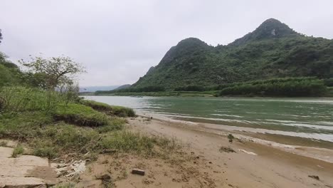 River-boat-rides-into-the-river-that-runs-alongside-both-mountains-are-calm-and-leisurely