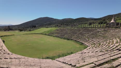 Antikes-Griechisches-Stadion-Im-Antiken-Messini-In-Griechenland---Schwenkaufnahme