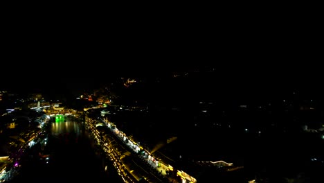 Vista-Panorámica-Hacia-Atrás-Del-Casco-Antiguo-Por-La-Noche-En-Fenghuang,-China