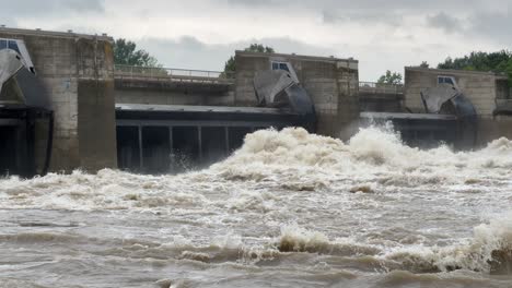 Río-Donau-Cerca-Del-Nivel-Máximo,-Durante-Las-Inundaciones-En-Baviera,-Presa-Bergheim-Cerca-De-Ingolstadt-Handel-Presión