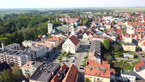 Volando-Sobre-El-Edificio-Renacentista-Del-Ayuntamiento-De-Głogowek-En-El-Sur-De-Polonia