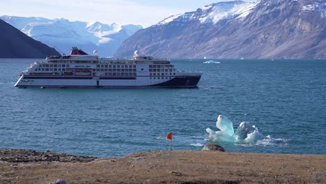 Kreuzfahrtschiff-Im-Fjord-An-Einem-Sonnigen-Sommertag,-Landschaft-Von-Grönland-Und-Kaiser-Franz-Joseph-Fjord