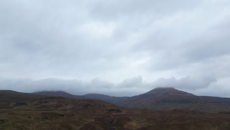 Luftaufnahme-Von-Wolken,-Die-über-Die-Berggipfel-Auf-Der-Isle-Of-Skye-Ziehen