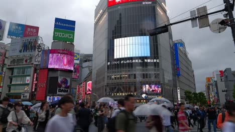 Dynamischer-Zeitraffer-Mit-Verkehr-An-Der-Shibuya-Kreuzung