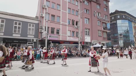 Rosenfest-Straßenparade-Prozession-Bulgarisch-Kostüm