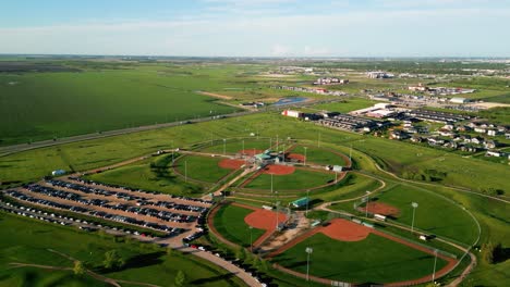 Drohnenumlaufbahn-über-Einem-Sportkomplex,-Leute,-Die-Auf-Einem-Outdoor-Fußballplatz-In-Der-Landschaft-Von-Winnipeg,-Manitoba,-Kanada-Spielen