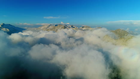 Luftaufnahme-über-Die-Alpine-Bergkette