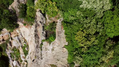 Tiefe-Schluchten-Aus-Tauben-Steinen-Thrakische-Kultdenkmäler-Im-Rhodopengebirge-Bulgariens