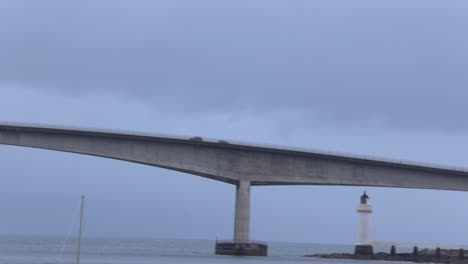 Langsame-Kamerafahrt-Eines-Autos,-Das-Vom-Schottischen-Festland-über-Die-Isle-Of-Skye-Bridge-Fährt