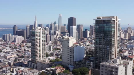 Wide-panning-aerial-shot-of-downtown-San-Francisco,-California-from-Lombard-Street-on-Russian-Hill