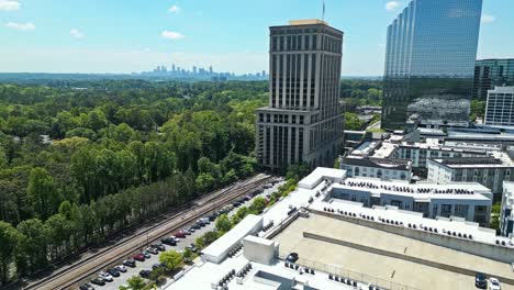 Rising-Plaza-Und-Salesforce-Tower-In-Atlanta,-Georgia