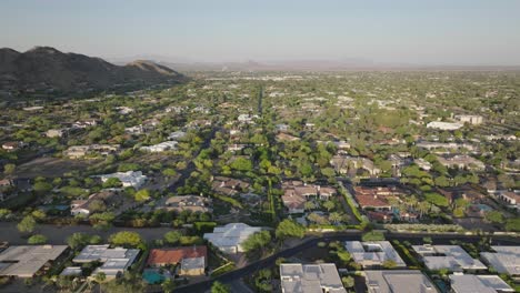 Paradise-valley-with-luxurious-apartments-and-houses-in-Arizona,-USA-during-afternoon