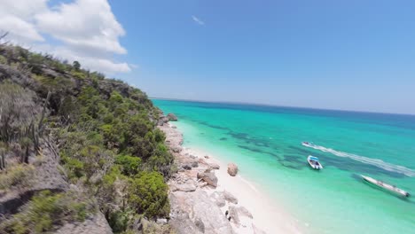 Relaxing-tourist-at-sandy-beach-in-front-of-Caribbean-Sea-in-summer