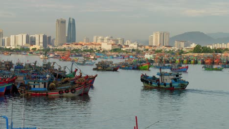 Barco-Pescador-Tradicional-Industria-Vietnamita-En-Da-Nang-Con-El-Horizonte-Urbano-En-Segundo-Plano.