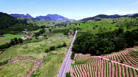 Autobahn-Straße-Führt-Durch-Kaffee-Produzierenden-Staat-Espírito-Santo,-Brasilien,-Luftaufnahme