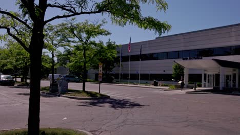 Edificio-Del-Centro-Administrativo-De-La-Ciudad-De-Dearborn,-Michigan,-Con-Video-Panorámico-De-Izquierda-A-Derecha