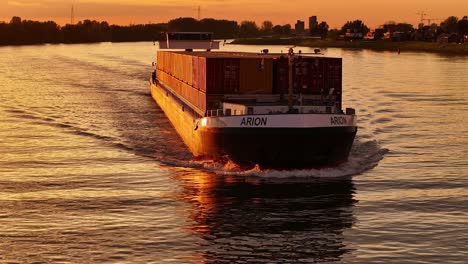 Amanecer-En-La-Hora-Dorada-Sobre-El-Río-Noord,-Barco-De-Carga-Arion-Navegando