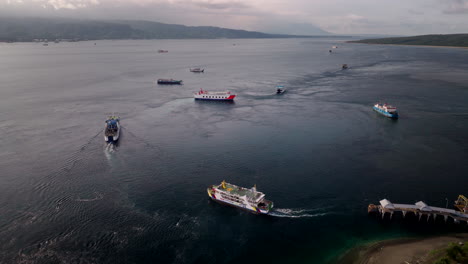 Fähren,-Die-Im-Hafen-Von-Gilimanuk,-Indonesien-Abfahren-Und-Ankommen