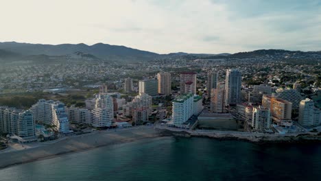 Vista-De-ángulo-Alto-De-La-Espectacular-Costa-De-La-Ciudad-De-Calpe.