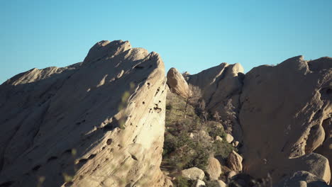 Blick-Auf-Einzigartige-Felsformationen-In-Der-Devil&#39;s-Punchbowl,-Die-Schroffe,-Schräge-Felsen-Vor-Einem-Klaren-Blauen-Himmel-Zeigen