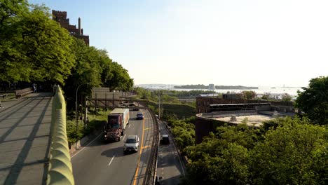 Blick-Von-Der-Promenade-In-Brooklyn-Heights-Mit-Blick-Auf-Den-BQE-Highway-Und-Den-East-River-Mit-Governors-Island-Und-Der-Freiheitsstatue