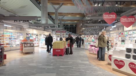 Duty-Free-Shop-At-Oslo-Gardermoen-International-Airport-In-Oslo,-Norway---Wide-Shot