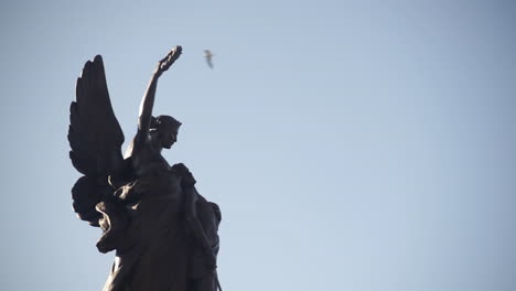 Thomas-Brocks-Engel--Und-Soldatenstatue-An-Der-Queen&#39;s-University-In-Belfast