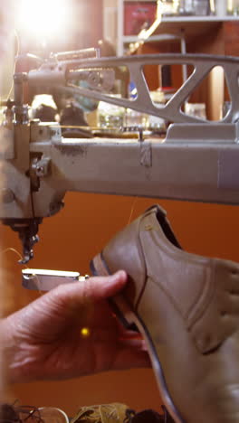 Zapatero-Usando-Máquina-De-Coser