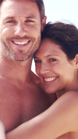 Pareja-Feliz-Tomando-Selfie-En-La-Playa