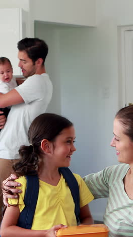 Niño-Listo-Para-Ir-A-La-Escuela-En-La-Cocina-Con-La-Familia