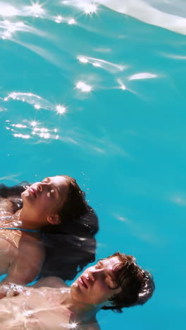 Pareja-Flotando-En-La-Piscina