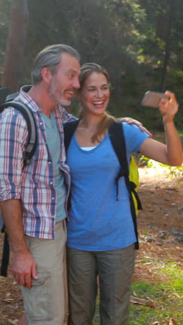 Feliz-Excursionista-Tomando-Selfie-Desde-Un-Teléfono-Móvil