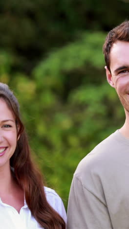 Pareja-Sonriente-Lista-Para-La-Jardinería